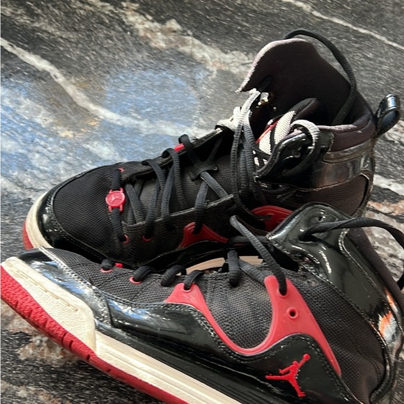 Youth Micheal Jordan high tops - Picture 3 of 7